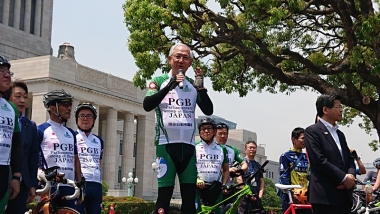 開会式で挨拶する、議連の会長代理である公明党の井上義久副代表。議連が発足して20年が経ち、「発足当時と比べると自転車を巡る環境は様変わりしている」と述べた