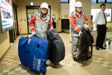 スタート地点の青森空港へは、ボーイング737で到着。羽田空港で預けた自転車が空港係員によって手渡しされる