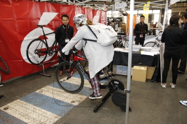 東商会のブースではジェットブラックのサイクルトレーナー「ウィスパードライブ」を展示。後輪を外して装着するダイレクトドライブ方式