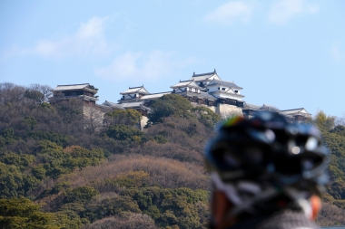 愛媛県庁を過ぎるとすぐ、国宝松山城が見える