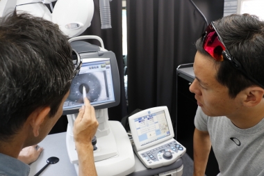 検眼はオークリー社のスポーツ専門測定技師・露木慎吾氏とマンツーマンで実施、その場で問診や目の測定などを行う