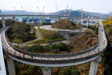 来島海峡大橋は自転車専用道が備えられており、ループ橋で橋にアクセスする