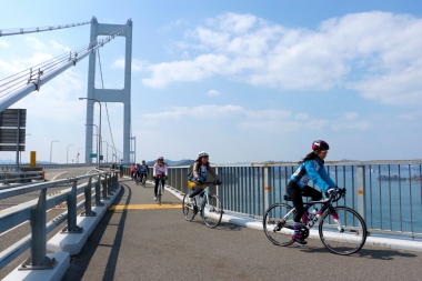 来島海峡の雄大な景色を眼下に眺めながら進む。まさに”橋が展望台”とも言える