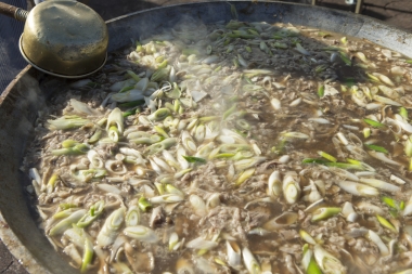 ゴール地点では山形名物”芋煮会”。県内でも鍋に入る具材が異なっており、上山市のある村山地方では牛肉を使った醤油ベースの「すきやき風」
