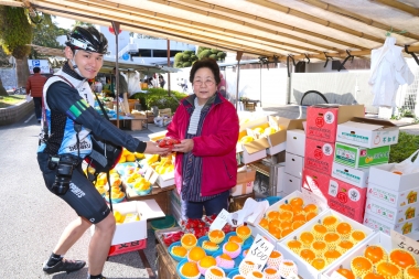 西村も思わず、高知県産のいちごを購入。１パック350円とかなり安い