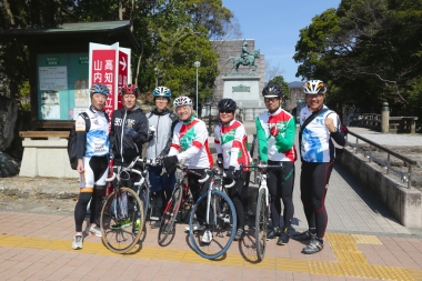 愛媛県庁担当者と高知県庁担当者の記念撮影。高知市内にあるサイクリングショップヤマネのお三方（緑と白のジャージ）はこのサイクリングのために駆けつけてくれた
