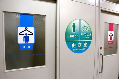 松山空港にはサイクリストに向けた着替えスペースが用意されている。取材後の着替えスペースとして実際に活用させてもらった