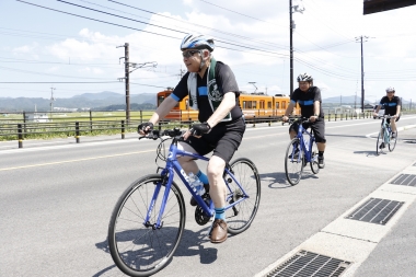 松江イングリッシュガーデン駅までは、溝口知事ら島根県や一畑電車の関係者も試走。途中、一畑電鉄と並走する場面も。サイクリングロードと線路が隣接しているのも魅力のひとつ