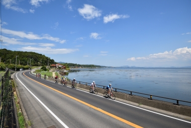 松江イングリッシュガーデン前駅を過ぎると、湖面ギリギリを進む快走路が続く