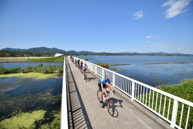サイクリングロードには自転車歩行者専用の橋も設置されており、宍道湖を一望できる