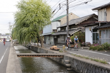 江戸時代に水運で栄えた出雲の市街地は、運河沿いの風情のある道だ。いまも大きな商家が残る