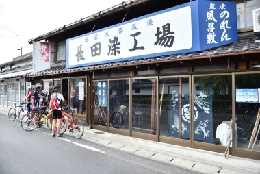高瀬川沿いに位置する藍染め工場「長田染工場」では、工場内の見学や作品の購入も
