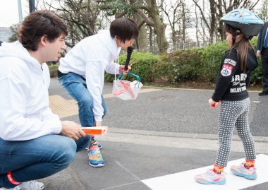 キックオフイベント終了後、会場付近の神宮外苑にてリフレクションバンドを自転車通行者に配布した。子供たちも興味深々（？）