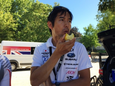 多忙の浅田監督も栄養補給（photo：CyclismeJapon）