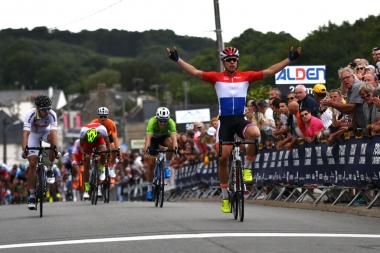 オランダのU23王者ヤコブセンが混沌のスプリントを制す（photo：Le Tour de l'Avenir）