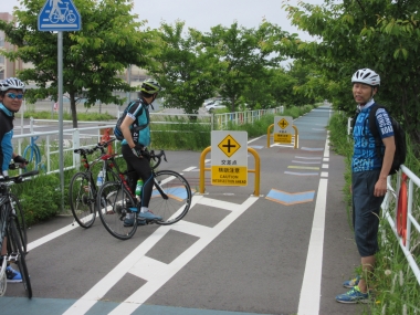参加者全員で「つくば霞ケ浦りんりんロード」をサイクリングしながら、茨城県の担当者よりサイクリングロードの整備状況の説明を受けた