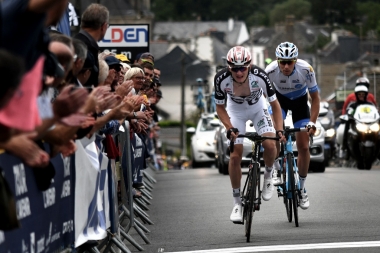 序盤からアタックしたフランス地方選抜の２人（photo：Le Tour de l'Avenir）