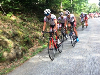 マドレーヌ峠で雨澤の遅れを最小限にすべく集団牽引をする日本U23（photo：CyclismeJapon）