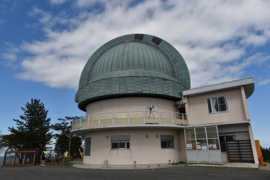 海抜879mの堂平山に建つ堂平観測所は、1962年以来、日本の天文学を支えてきた。2000年にリニューアル、現在では宿泊も可能。また月2回の観望会も開かれている