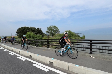 天気も良く絶好のサイクリング日和。リュー会長は琵琶湖の景観を楽しみながら先頭の宮本市長を追走する