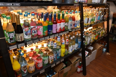 圧巻は店内の玉川商店で販売されている全国の地サイダー。瓶の形もラベルも様々で眺めているだけでも楽しい