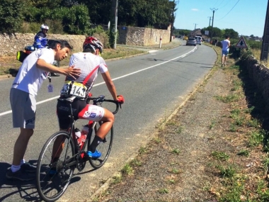 浅田監督が頭部のケガの大事を取って、小野寺玲にリタイアの説得をする（photo：CyclismeJapon）