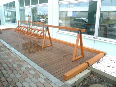 稚内空港ターミナル前には、木製自転車ラック３台が設置されていた