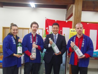 飯南産米100％の純米酒「絹乃峰」を製造する赤名酒造社長の三島崇暁さん（右から2番目）
