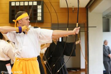 今年マイヨ・ジョーヌを獲得したフルームは黄色い袴とハチマキで弓を射った