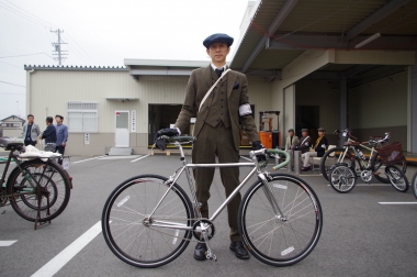 長身でかっこよくツイードを着こなす桑原孝幸さん（38）