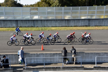 ロードバイクスキルアップセミナーでは、10人前後のグループに分かれてサーキットを走行。先頭交代のやり方など、集団走行についてのレクチャーを受けられた