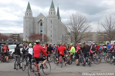大学そばにある教会の前に、多くのサイクリストが集まってきた