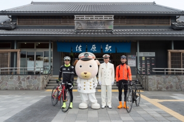 JR東日本千葉支社のマスコットキャラクター「駅長犬」の歓迎を受けながら、旅情あふれる駅舎をあとに走り出す