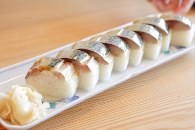鯖ずしは肉厚で濃厚な味だ。かつて日本海から京都へ鯖を運んだ「鯖街道」が西岸を通っていることから郷土料理となったそうだ