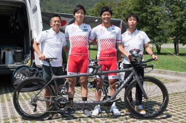 日本チームのスタッフと、パラサイクリングロード世界選手権には初出場のタンデムペア。選手は左が木村和平（かずへい）、右がパイロットの倉林巧和（たくと）