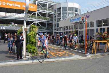 オープンを記念して開催されたサイクリングに、山本龍前橋市市長も青いジャージを着て参加