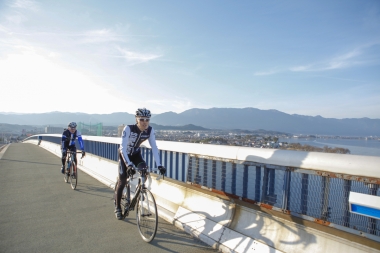 「琵琶湖大橋」を渡り東岸へ。橋は有料道路だが、歩道は自転車通行可能で無料だ。ただし、一般の歩行者・自転車の往来もあるため、通行には十分に注意しよう