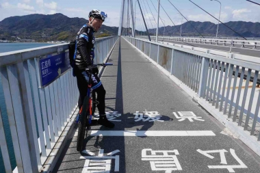 大三島と生口島を結ぶ多々羅大橋の中央が、愛媛と広島の県境