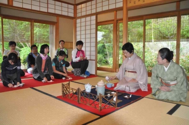 掛川城の二の丸茶室で煎茶を使ったお手前。茶のおいしいいれ方の手ほどきも受ける