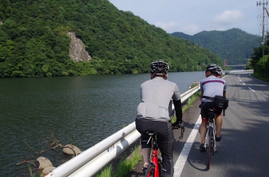 広大な江の川沿いはほどよいアップダウンもありサイクリングに最適