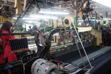 ションヘル織機を使って生地を製造する葛利毛織工業