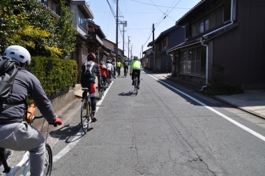 後半は旧東海道をたどる。東海道五十三次32番目の白須賀宿（しらすかしゅく）木造の低い家並みが続く