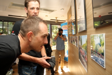 壁面に飾られた写真を見ながらレースの時の話をするジョン・デゲンコルプ（手前）とクーン・デコルト（奥）