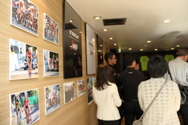 壁一面に貼られた写真はどれもジャパンカップ期間で撮られたもの