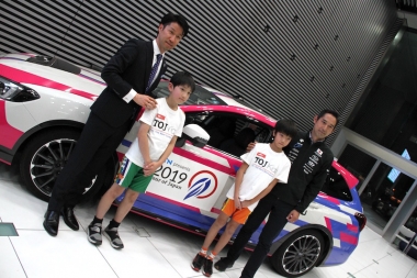 スペシャルトークショーに登場した浅田監督と栗村大会ディレクター、TOJキッズでスバルの車の前で記念写真
