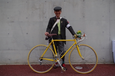 ツール・ド・フランスのイメージカラー黄色の自転車で参加した小川千雄さん（64）
