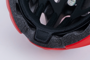 フロントエリアには、ヘルメット前方へとパッドが延長されている。これは「スエットガイド」というベルが特許を取得している設計。ライド中にかいた汗が、このパッドをつたって前方に排出される