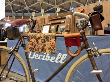 CCPブースに展示された「デシベル」は、自転車モチーフの革小物ブランド。こちらの自転車柄のフレームバッグは、取り外してクラッチバッグにも使えるように現在開発中の一品だ