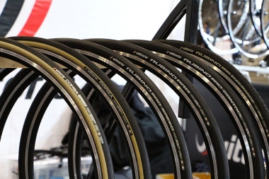 ヴィットリアでは世界で一番有名なタイヤ「コルサ」を紹介。スピード、グリップ力、耐久性、耐パンク性能を引き出すために４種類のコンパウンドを使用。