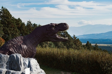 吉無田名物である「恐竜リフト」降車したあとには恐竜の像がお出迎え ⒸHiroyuki NAKAGAWA